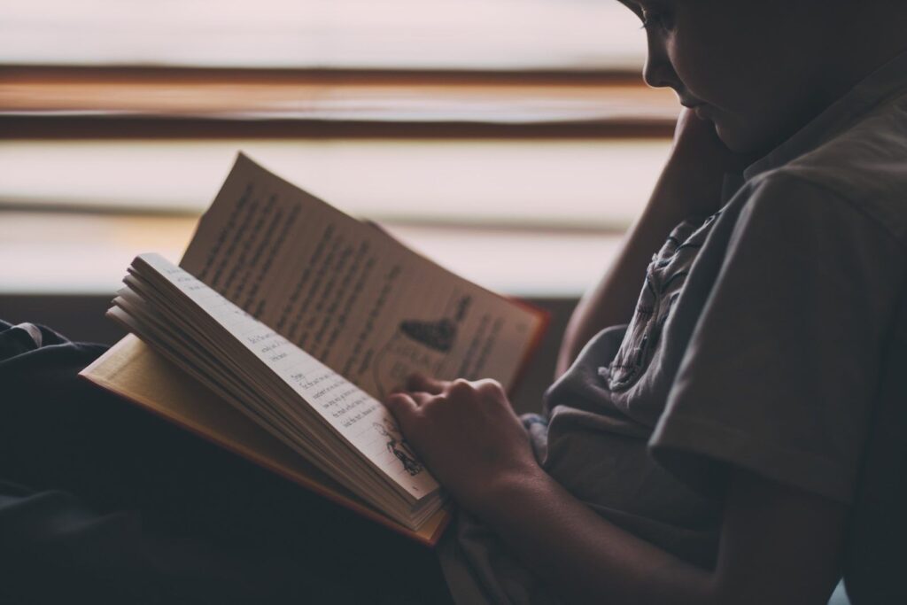 V období mladšího školního věku u dětí roste zájem o naučnou literaturu, encyklopedie apod.