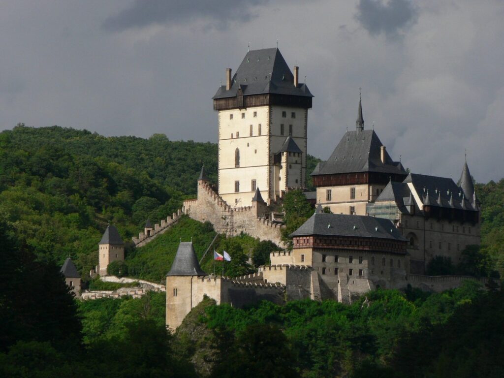 Skvělou příležitost pro jednodenní výlet autem v okolí Prahy představuje hrad Karlštejn, který se nachází ve stejnojmenné obci.