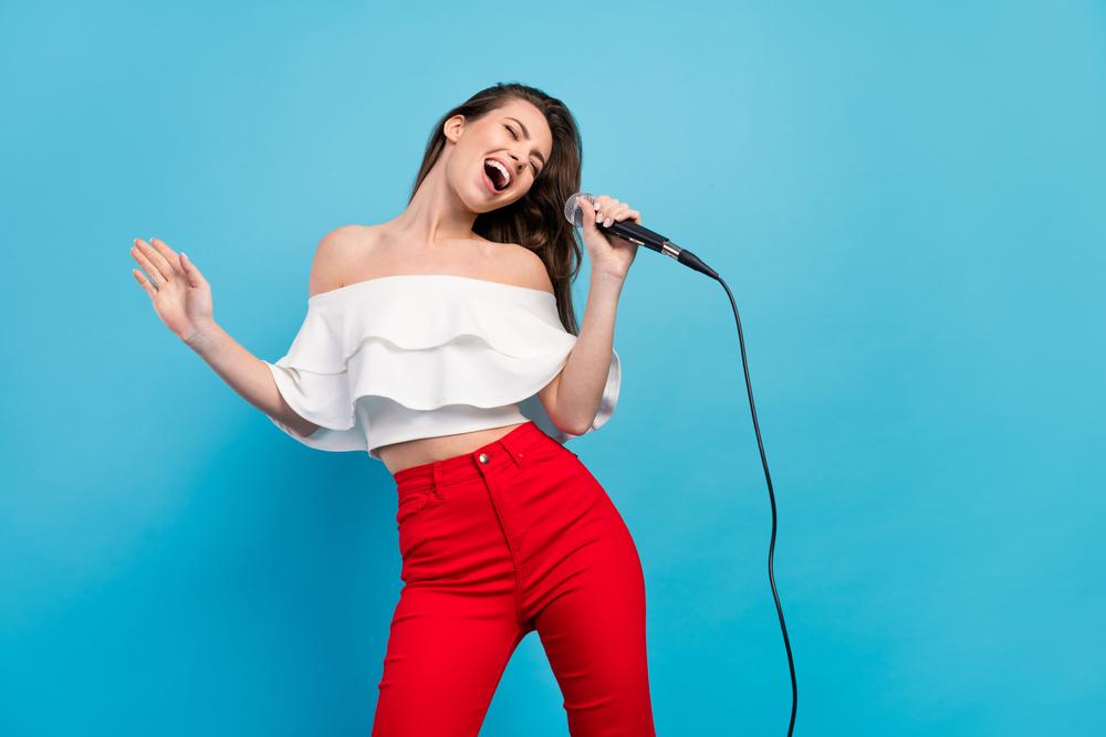 Jak trénovat zpěv doma?