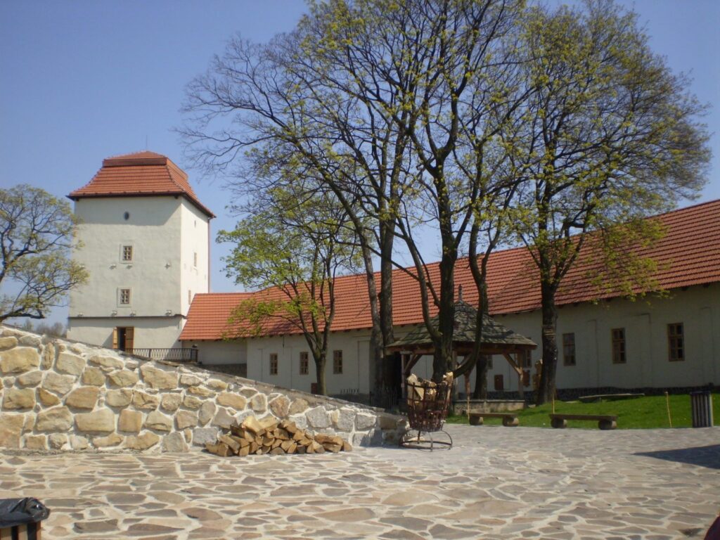 V prostorách Slezskoostravského hradu se pořádají koncerty, divadelní představení, jarmarky a další kulturní akce.