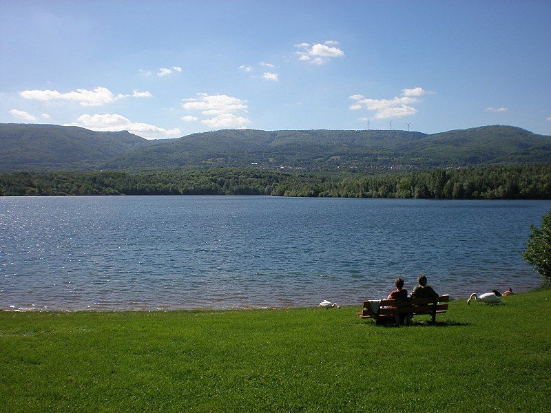 Výlet k jezeru Barbora se vyplatí především v letních měsících.