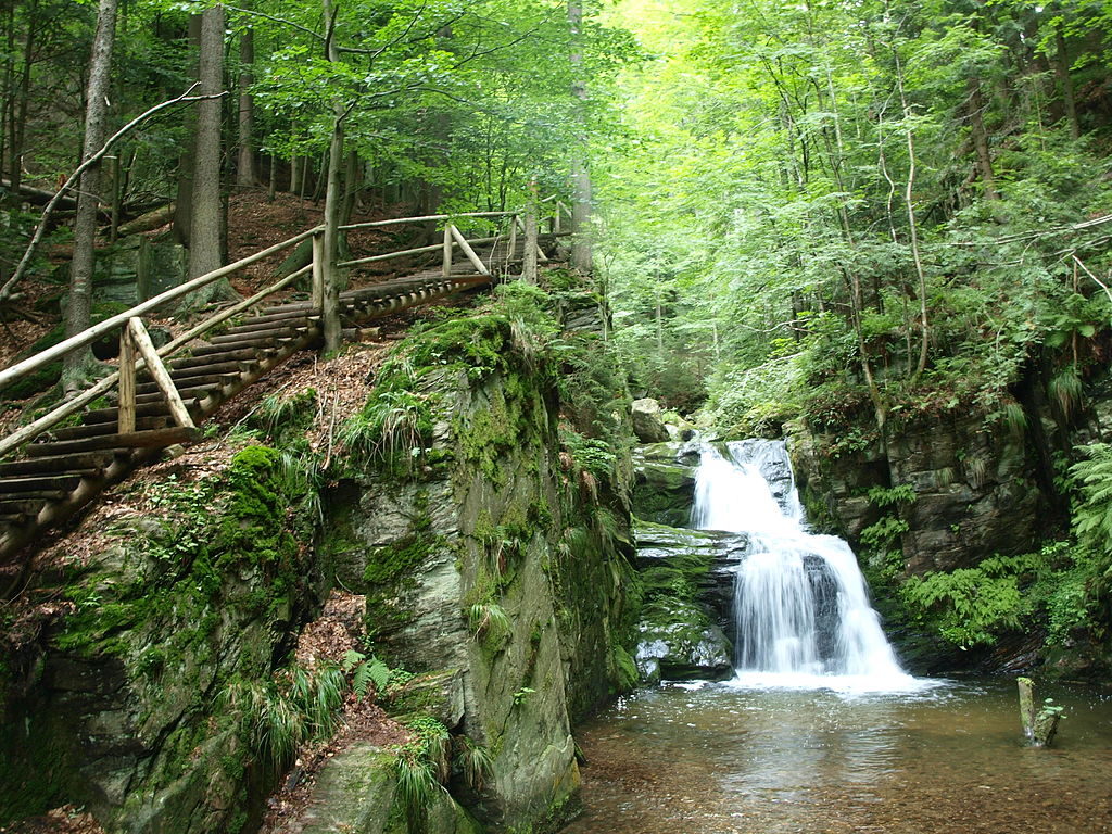 Rešovské vodopády nabízejí krásnou podívanou zejména v letních měsících.