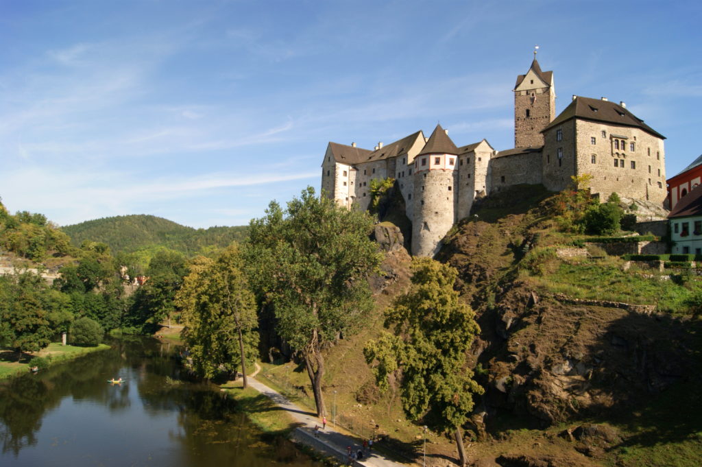 Z Ohře lze vidět gotický hrad Loket, postavený ve 12. století.