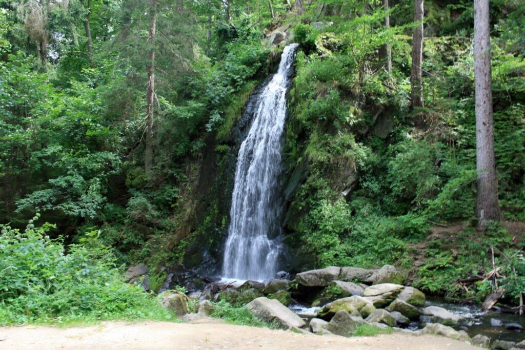 Cestou ke stezce bosých nohou v Terčině údolí lze vidět vodopád, historické stavby a mnoho dalších zajímavostí.