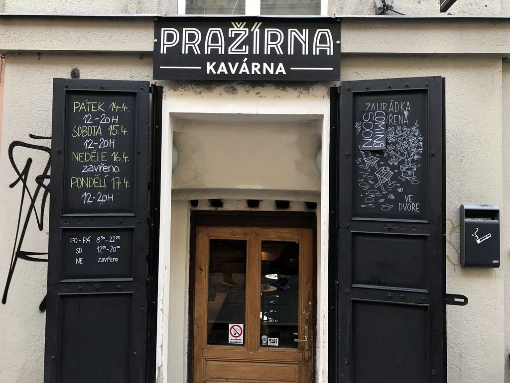 Kavárnu a pražírnu v jednom nalezneme na pražských Vinohradech.
