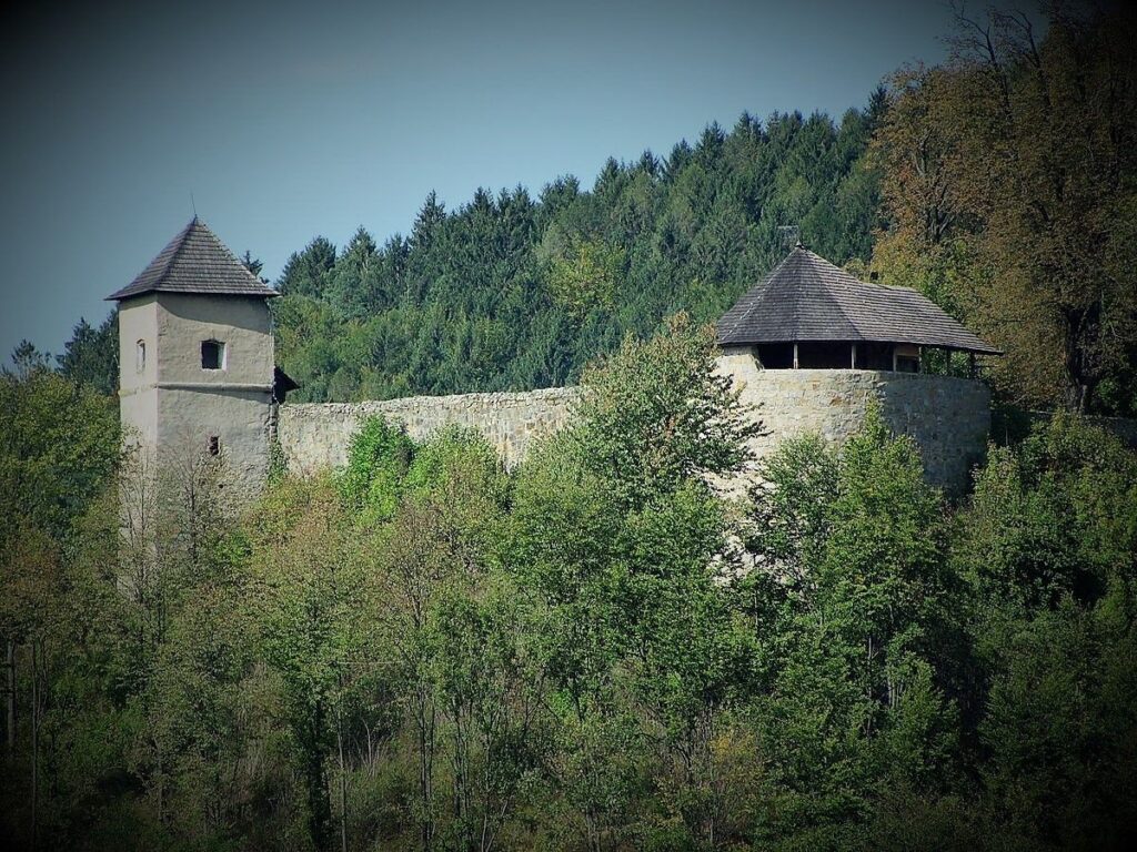 Na různé kulturní akce se lze vydat na zříceninu hradu v Brumově.