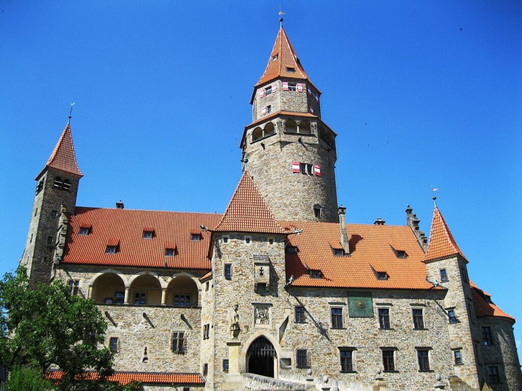Kam na výlet autem na Moravě? Ideální příležitost pro trávení volného času nabízí hrad Bouzov, který se nachází v malebné krajině Olomouckého kraje.