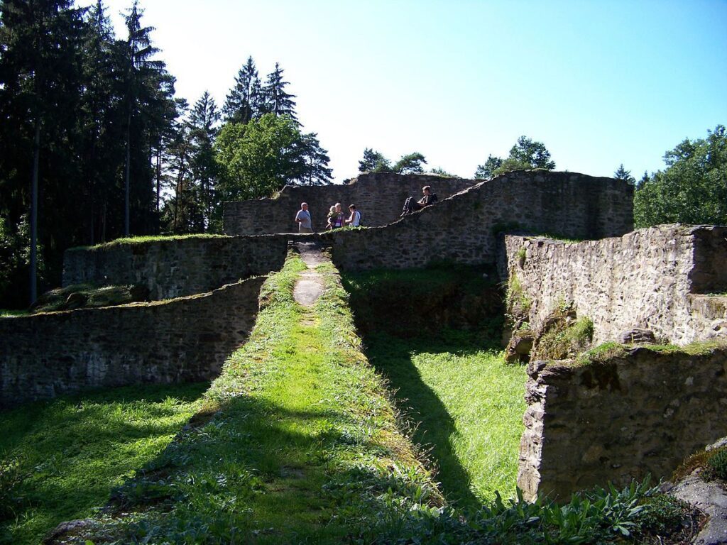 Zřícenina Kozího Hrádku je jednou z nejstarších národních kulturních památek v České republice.