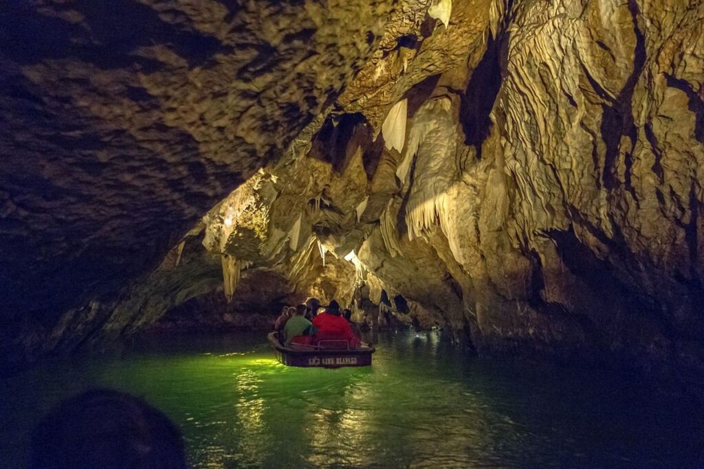 Punkevní jeskyně jsou nejvyhledávanějšími jeskyněmi v Moravském krasu.