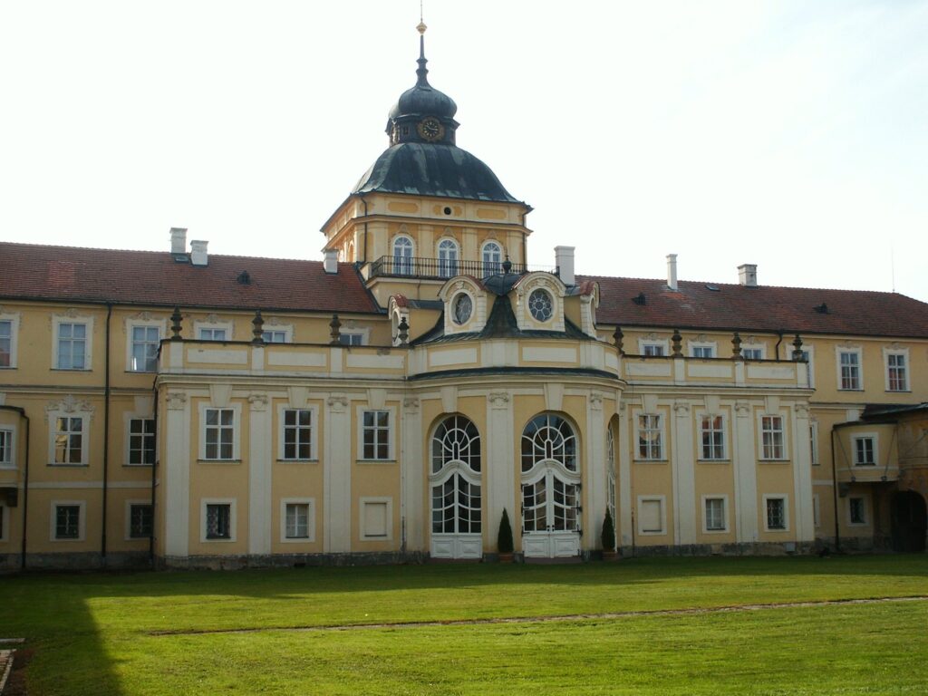 Cesta za pokladem vede parkem obklopujícím zámek v Hořovicích.