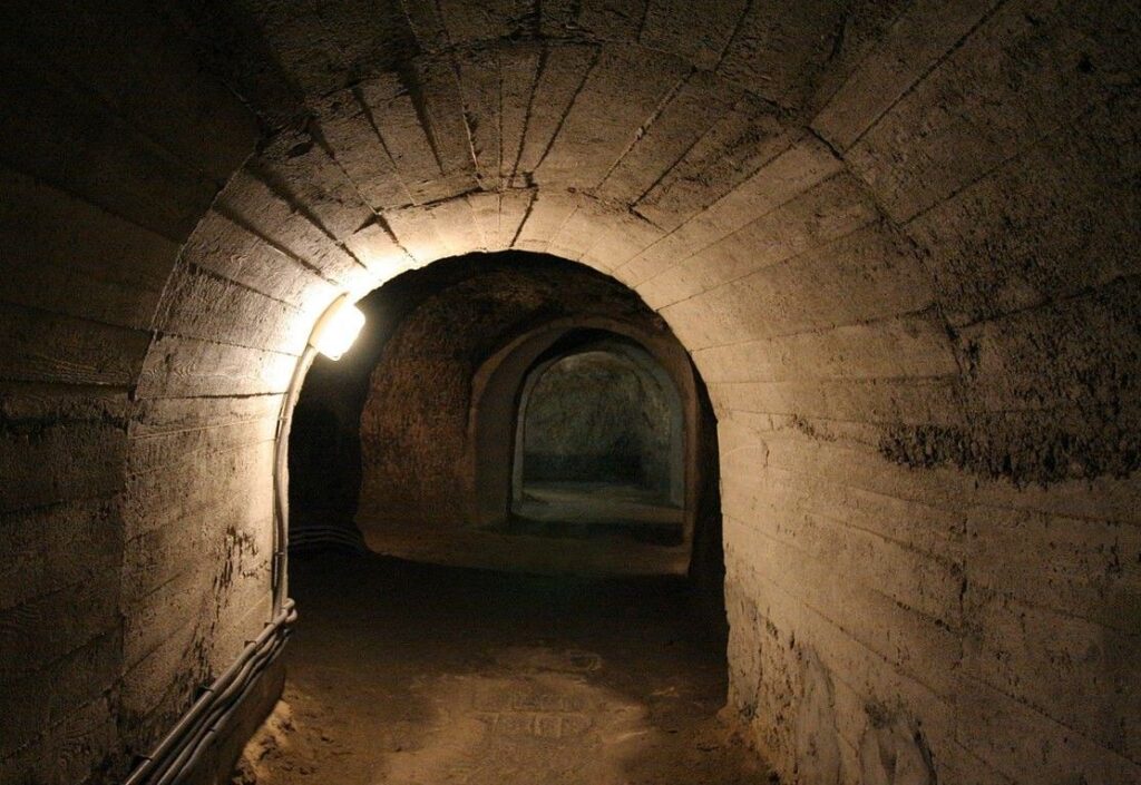 Chodby znojemského podzemí byly budovány od přelomu 14. a 15. století, tedy v období vrcholného rozvoje Znojma.
