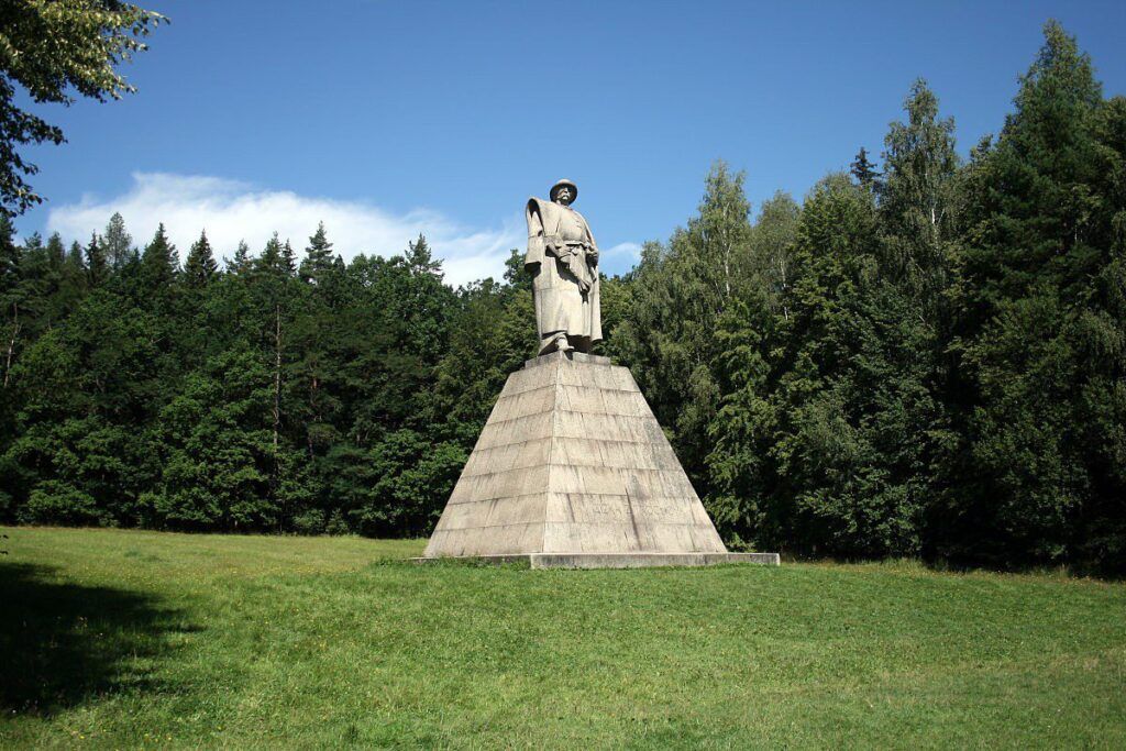 Stezka Milníky husitství u Trocnova seznamuje s významem husitství, husitskými výpravami i velkými osobnostmi tohoto období.