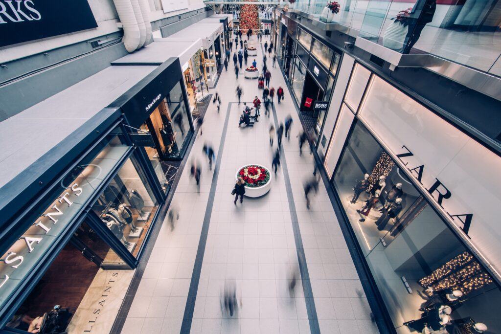 Prodejny Zara se nacházejí především v nákupních centrech. Z pohodlí domova lze produkty objednat v e-shopu Zara.com.