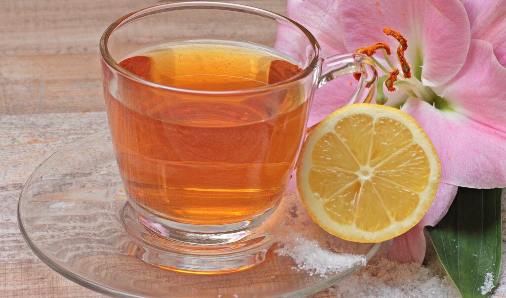 Jak uvařit grog? Základem je ve většině případů vroucí voda, rum, cukr a citronová šťáva.