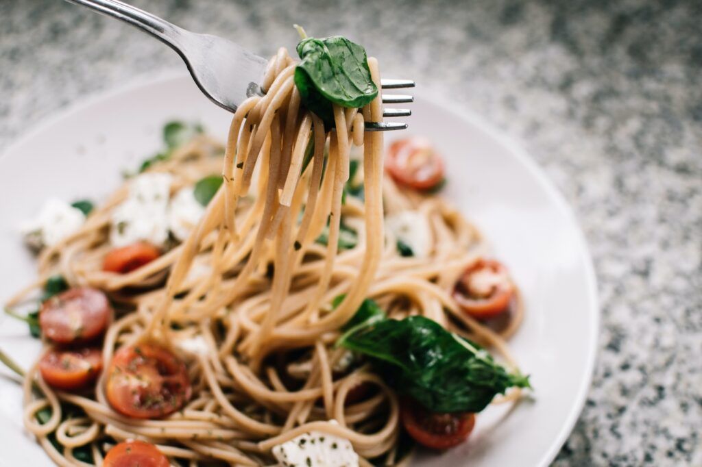 Špenát je pro lidské tělo velmi prospěšný a zakomponovat jej lze i do pokrmů ze špaget.