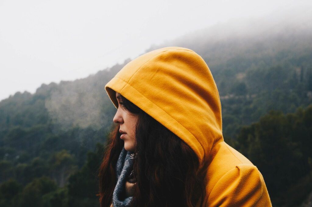 Mikiny s kapucí, známé také jako hoodies, byly původně navrženy pro sportovce, aby je udržely v teple a suchu i za nepříznivého počasí.