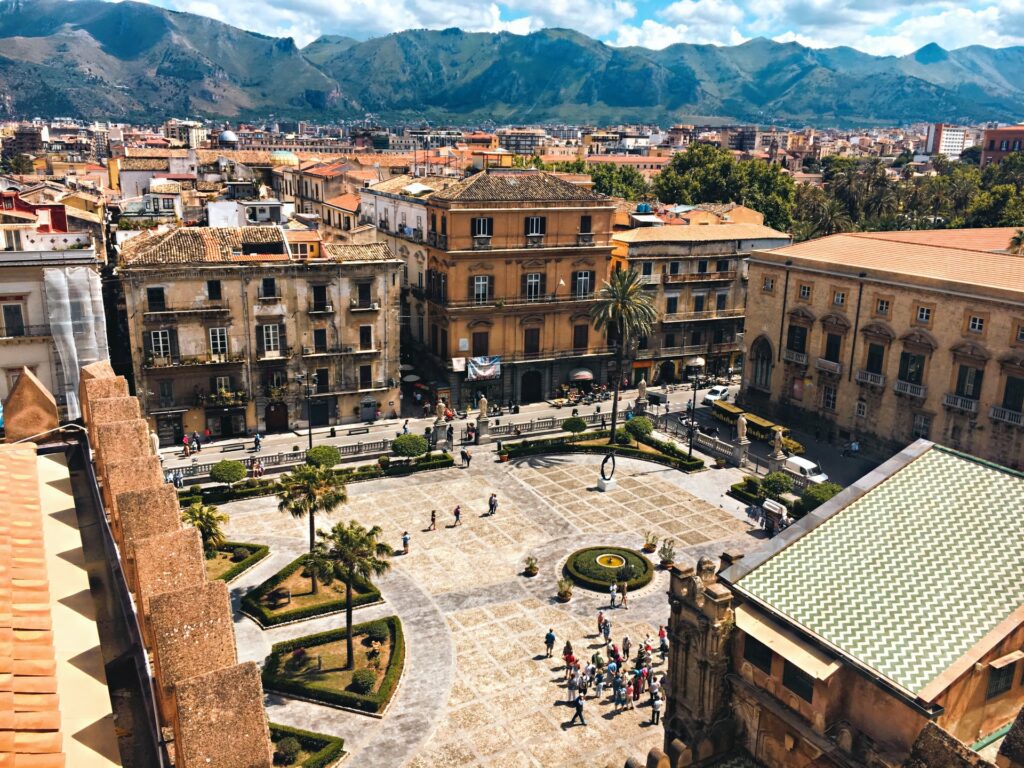 Palermo se pojí s celou řadou středomořských pochoutek, příjemným klimatem a spoustou památek.