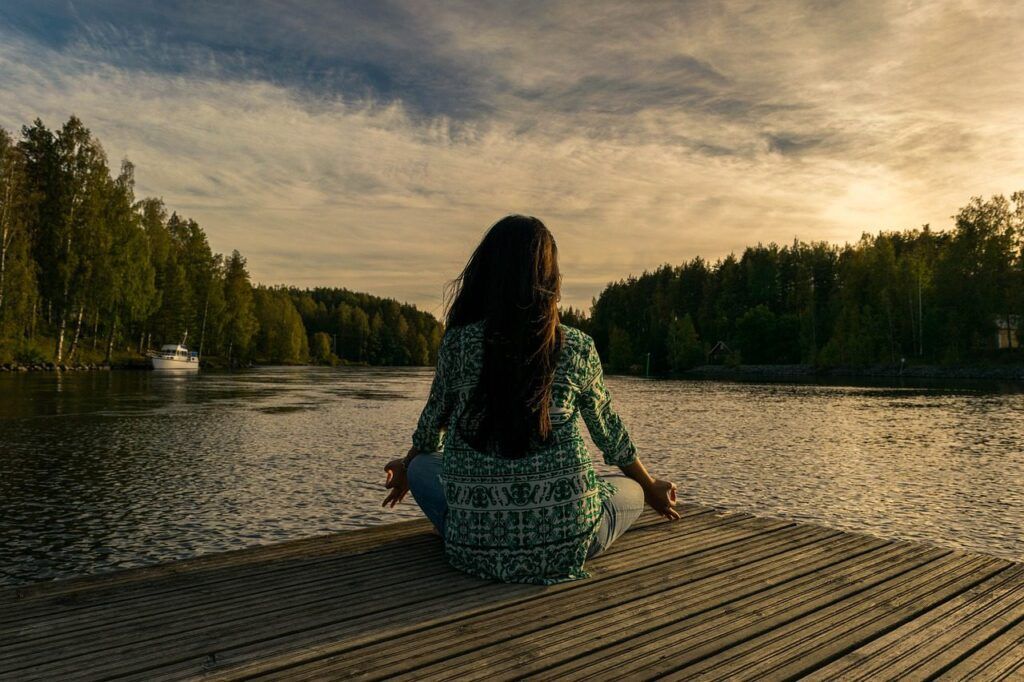 co-pomaha-proti-stresu meditující žena