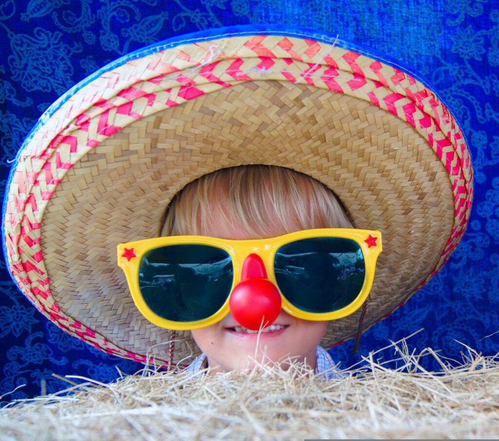 detska-oslava-narozenin dítě s velkými slunečními brýlemi a kloboukem