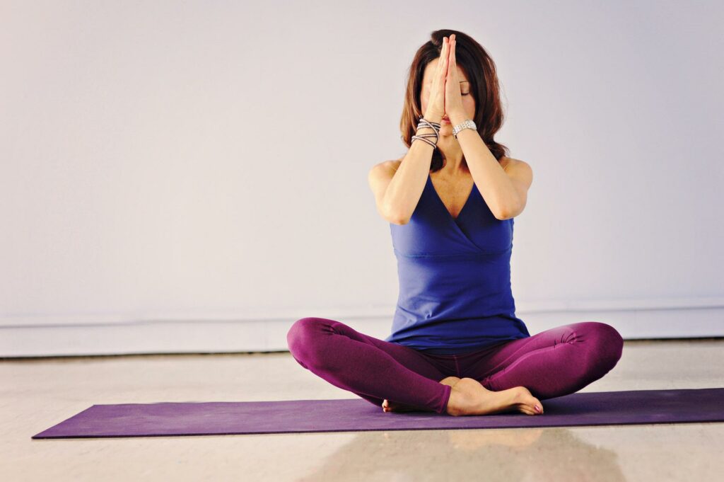 jak-odbourat-stres žena cvičící jógu