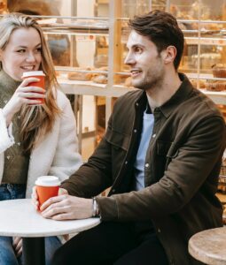 o-cem-se-bavit-na-prvnim-rande pár si dává kávu