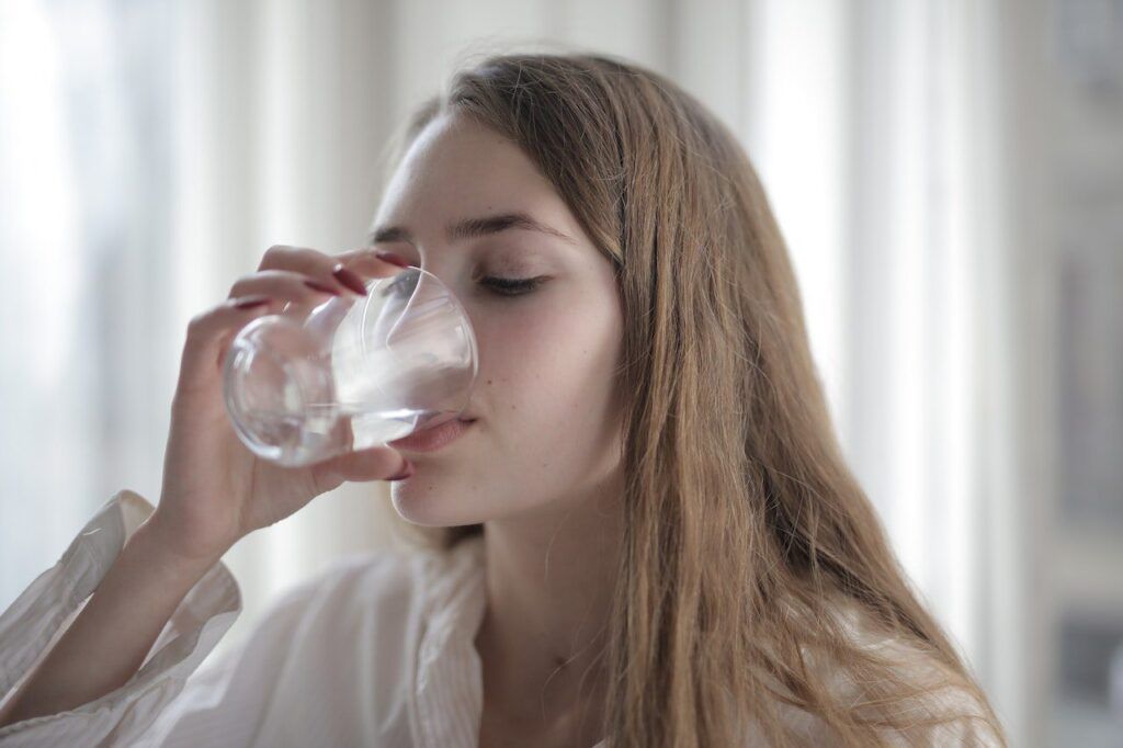 zimomrivost-priciny žena pije vodu